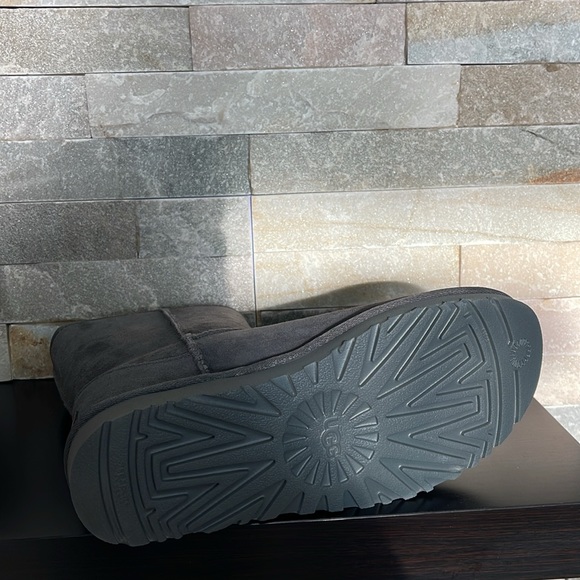 🎁 UGG Women's Classic Short II Boot - Picture 13 of 16